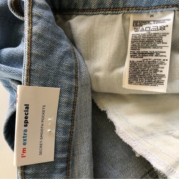 Old Navy High-Waisted Button-Fly O.G. Ripped Cuffed 5”inseam Jean Shorts Size 26 - Picture 7 of 11